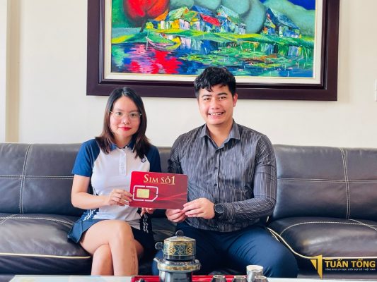 Tuấn Tổng trao sim tận tay khách hàng tại Ecopark